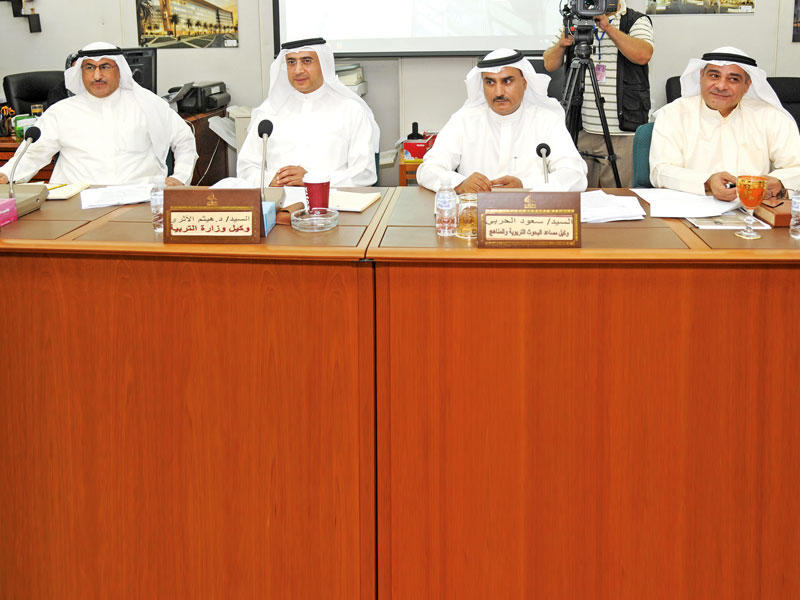 وزير التربية وفريقه في اجتماع اللجنة التعليمية أمس (تصوير عبدالله الخلف)