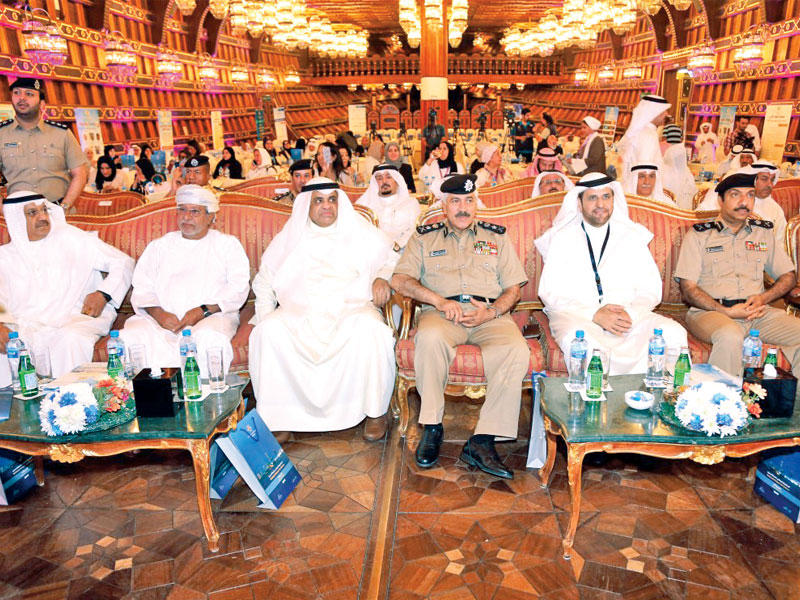 الدوسري والفضالة يتوسطان المشاركين في مؤتمر المتقاعدين