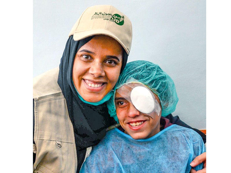 معالي العسعوسي مع إحدى الفتيات المصابات في اليمن