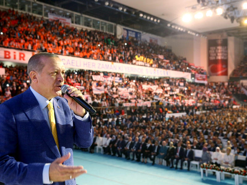إردوغان متحدثاً خلال تجمع لأنصار «العدالة والتنمية» في أنقرة اليوم (رويترز)