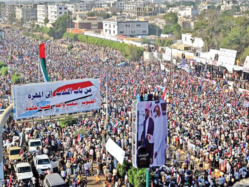 يمنيون من أنصار الحراك الجنوبي يتظاهرون بساحة العروض في عدن  اليوم  (تويتر)