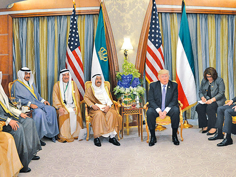 سمو الأمير وترامب يتوسطان الوفدين الأميركي والكويتي