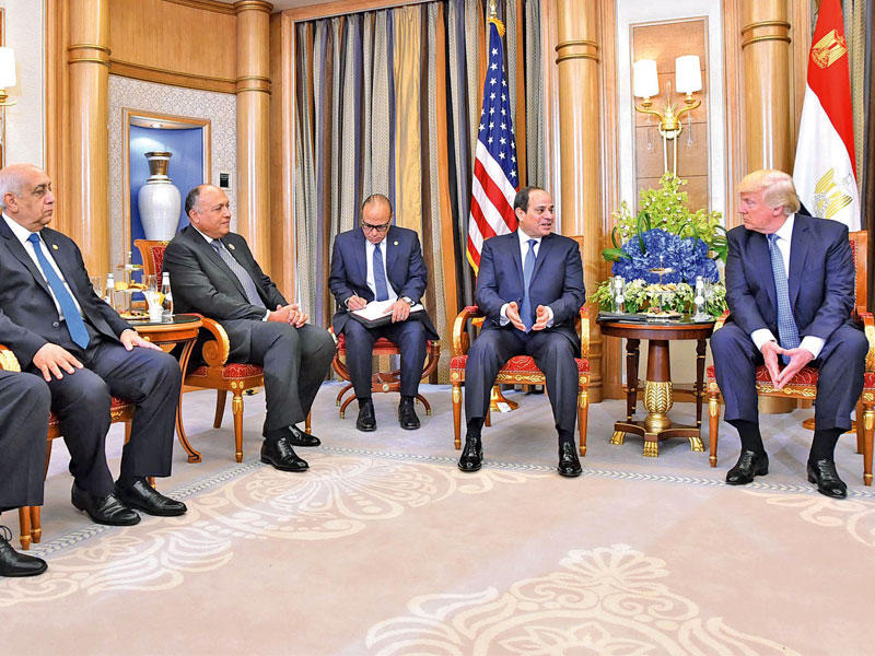 ترامب مستقبلاً السيسي في الرياض اليوم (رويترز)