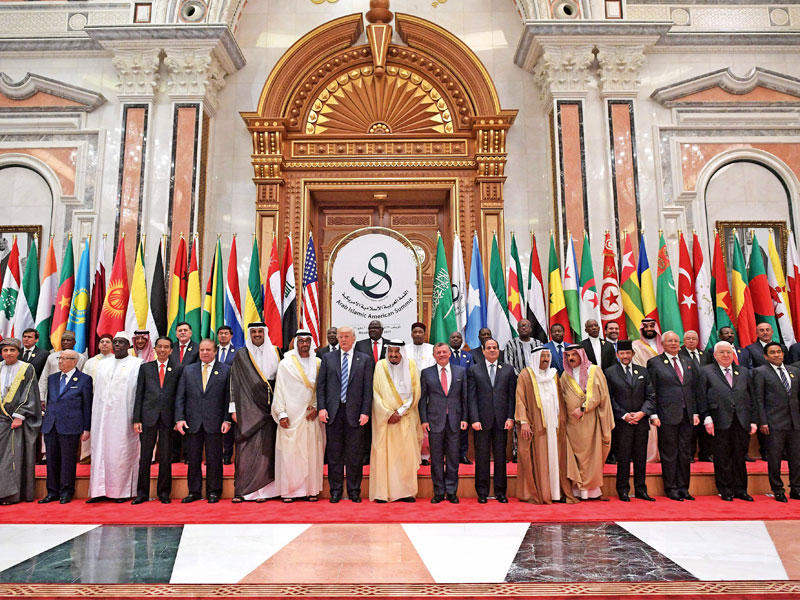 صورة جماعية لقادة الدول المشاركة في القمة الإسلامية- الأميركية بمركز الملك عبدالعزيز للمؤتمرات في الرياض (أ ف ب)