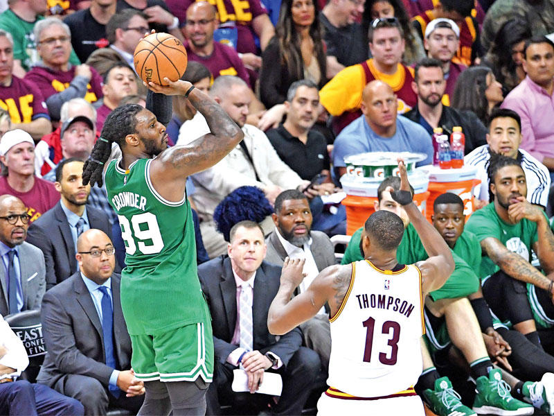 كرودر يحاول التسجيل في سلة كليفلاند