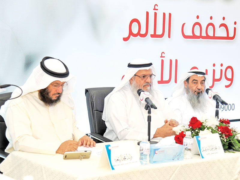 الشرهان متحدثاً في المؤتمر الصحافي لـ «إعانة المرضى»