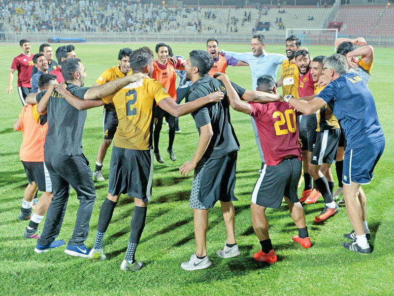 الفريق الأصفر يحتفل بعد الفوز