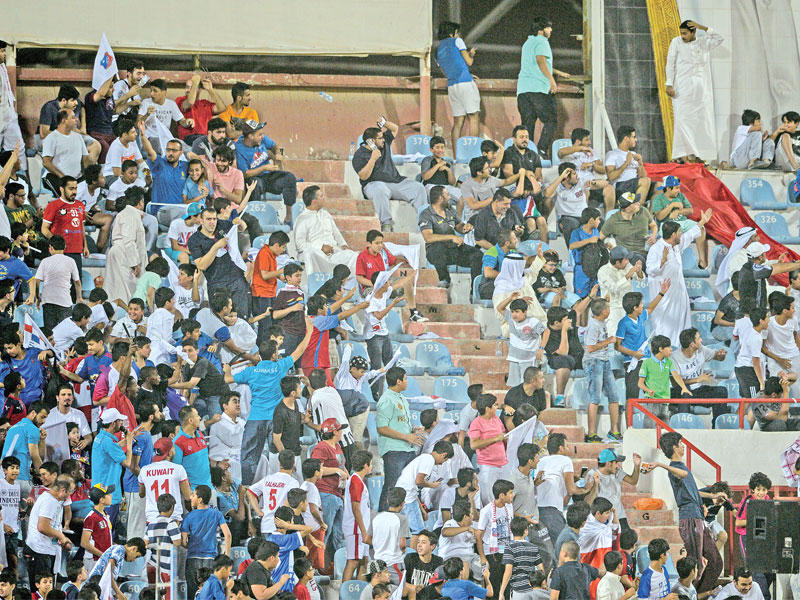 جماهير الكويت خلال مشهد تبادل قذف القارورات