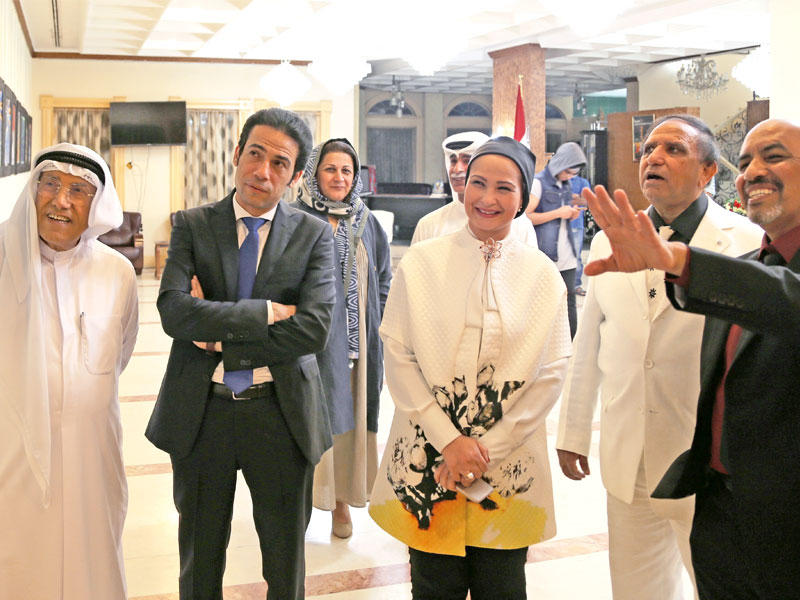 بهجت وسامي محمد يستمعان إلى شرح أمين