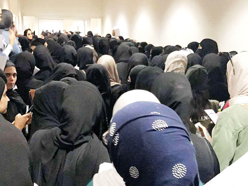 زدحام شديد أمام قاعات الاختبارات