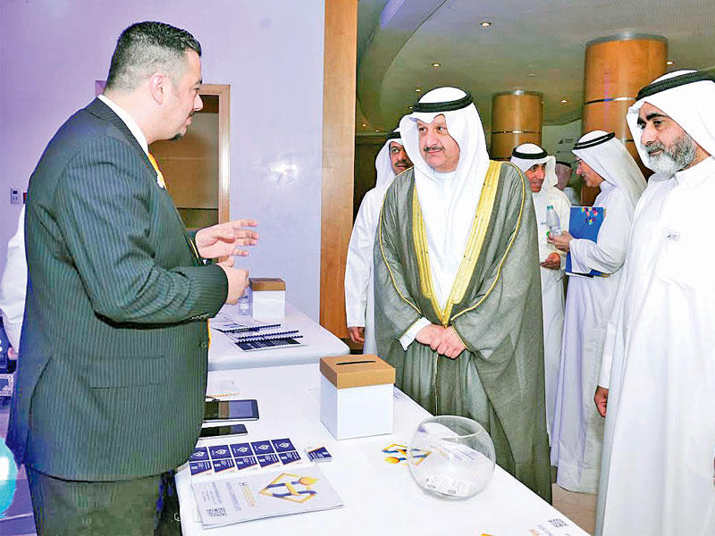 الكندري خلال جولته في المعرض