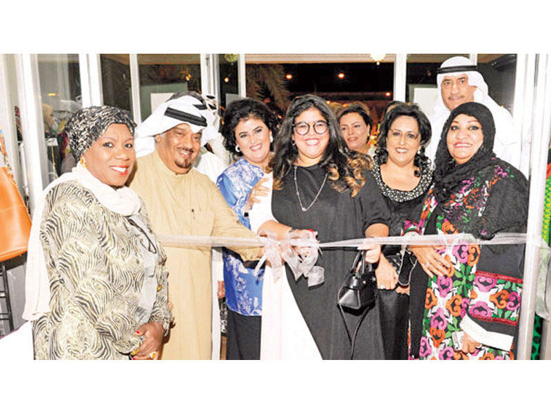 هالة وهناء البدر ولولوة سالم المبارك خلال قص شريط الافتتاح