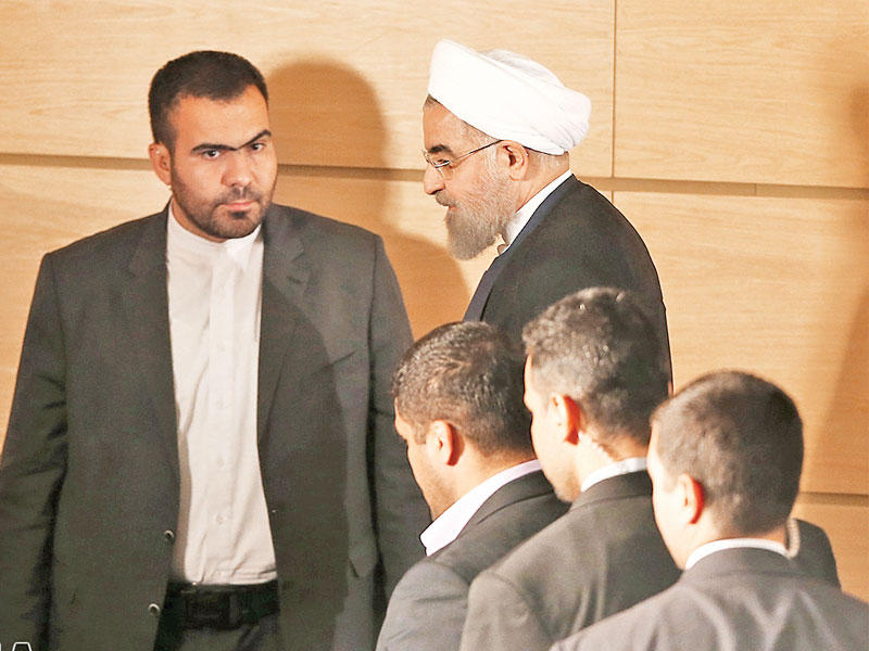 روحاني بعد انتهاء مؤتمره الصحافي في طهران أمس (ارنا)