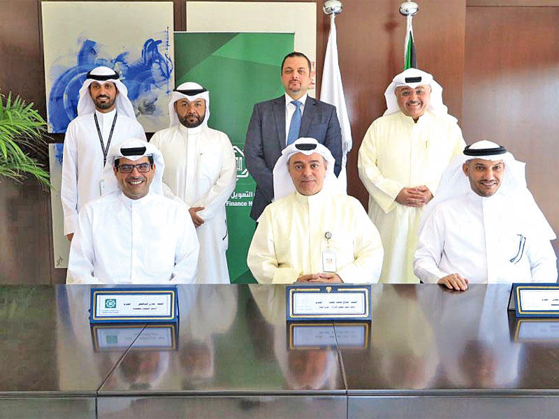 الناهض والمضف عقب توقيع البروتوكول 