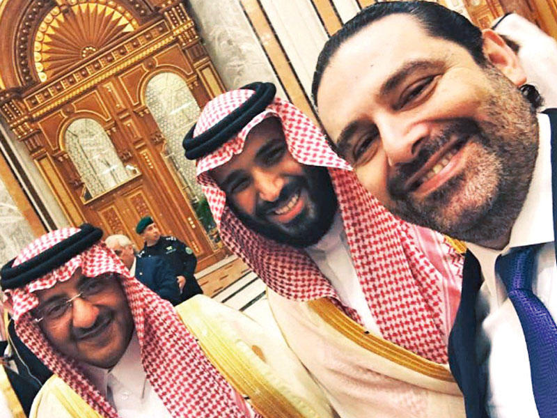 الحريري يلتقط سيلفي مع ولي العهد السعودي الأمير محمد بن نايف وولي ولي العهد الأمير محمد بن سلمان خلال قمة الرياض مساء أمس الأول