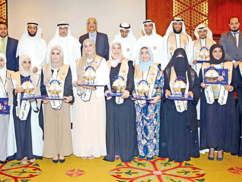 الفارس متوسطاً المكرمين