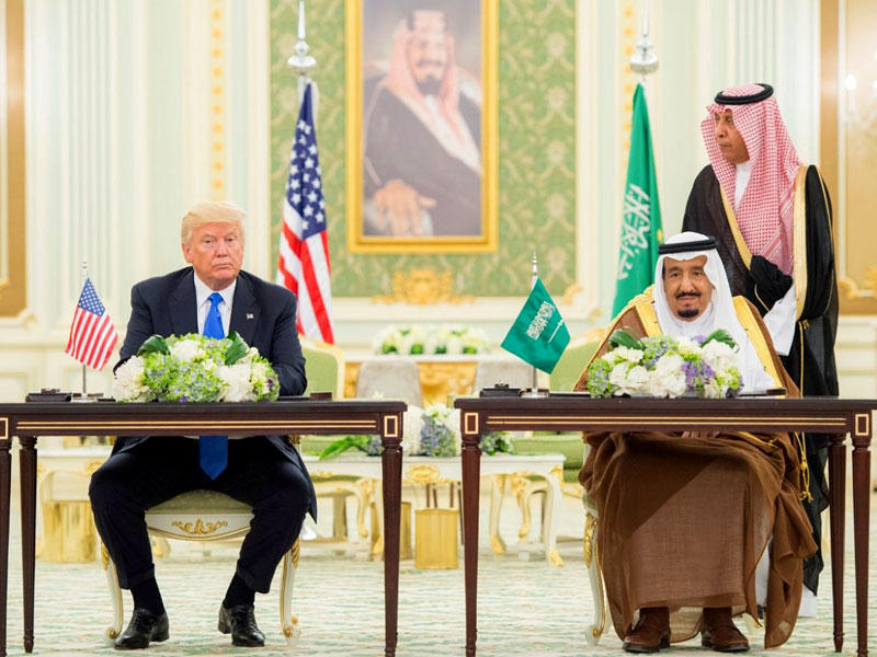 الملك سلمان اثناء والرئيس ترامب