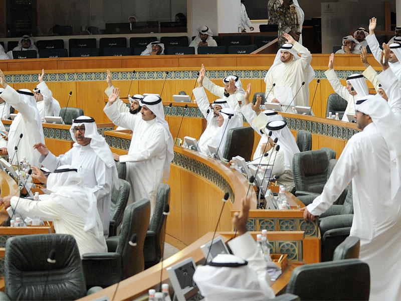 تصويت النواب خلال جلسة أمس   (تصوير عبدالله الخلف)