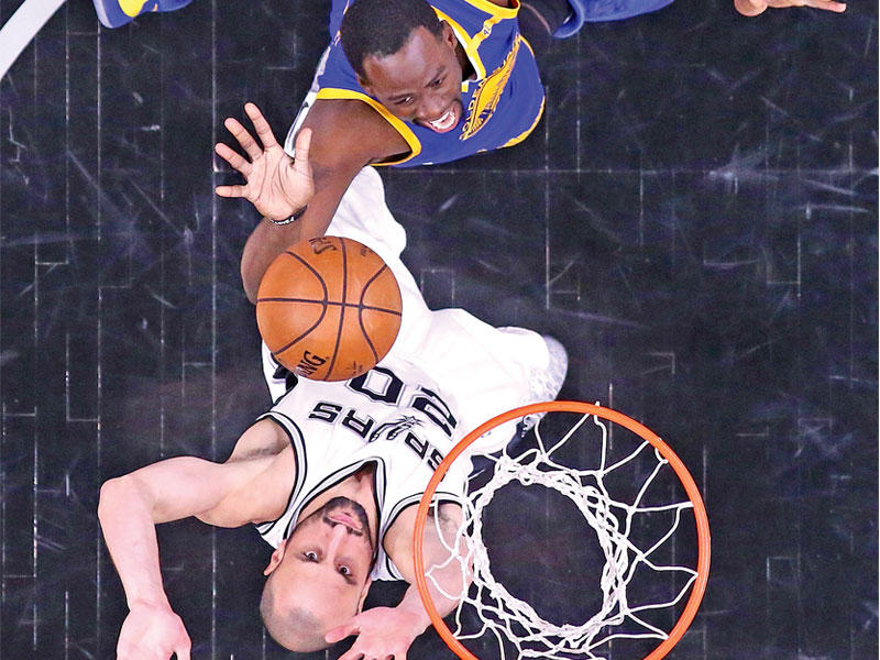 جانب من مواجهة غولدن ستايت وسبيرز