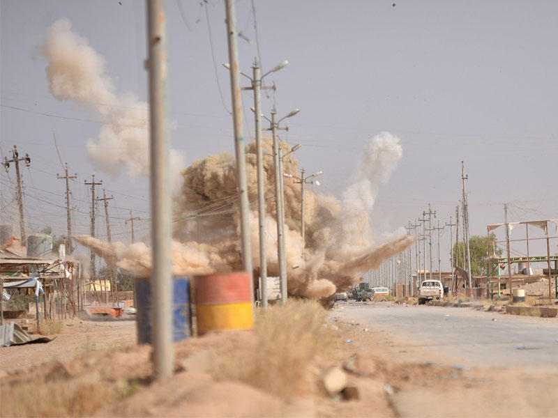 جانب من تفجير خلال عملية تحرير القيروان اليوم (رويترز)