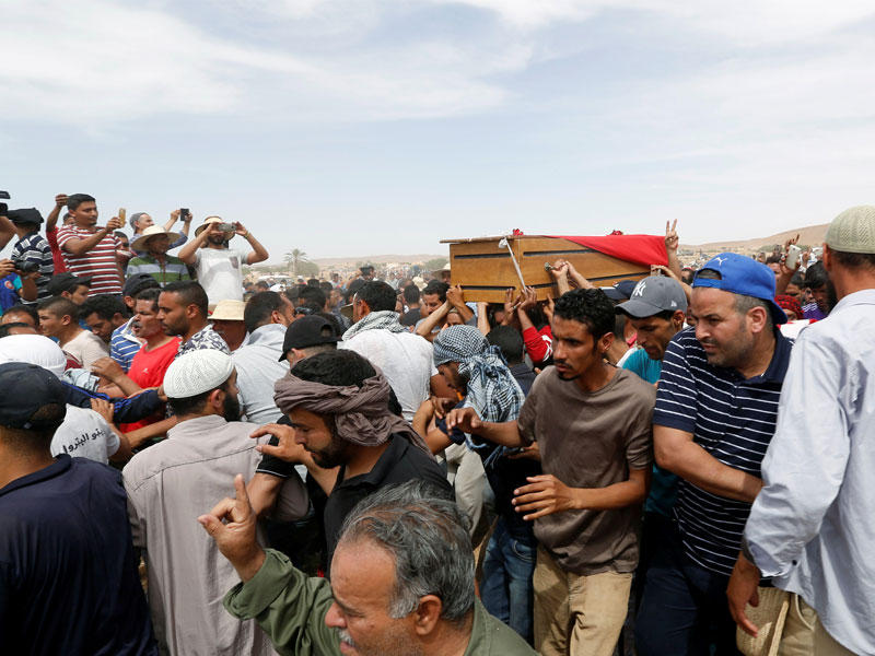 تونسيون يحملون تابوت مع جثة شاب اصابته سيارة شرطة يوم الاثنين خلال احتجاجات على وظائف في تطاوين