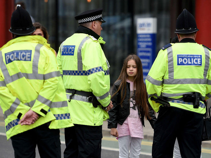 طفلة نجت من التفجير بين عناصر الشرطة  اليوم (أ ف ب)