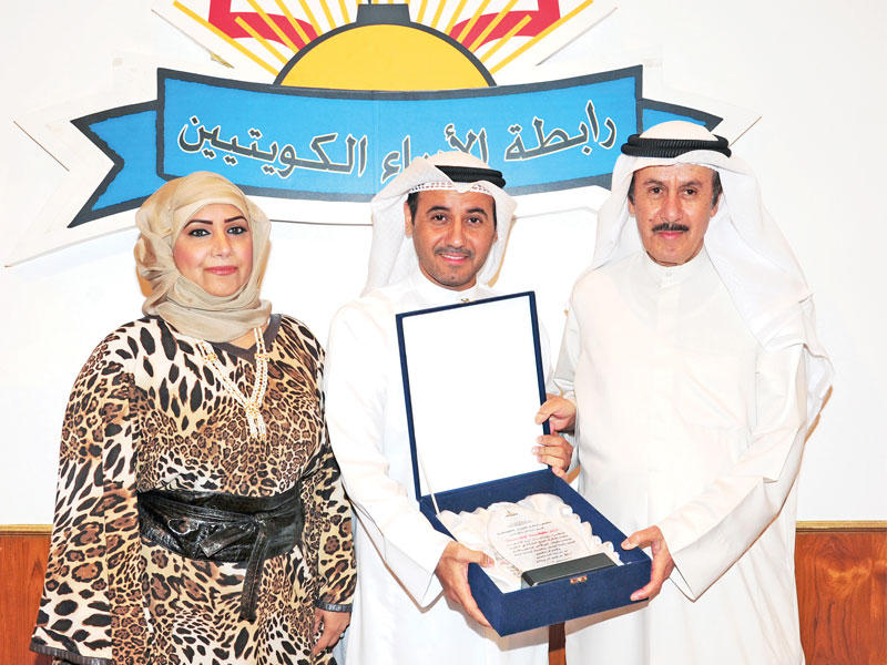 الرميضي مكرماً د. الوقيان بحضور نورة المليفي في إحدى المناسبات