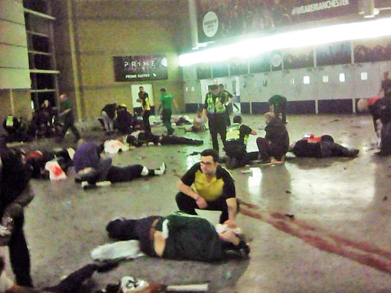 لقطة تلفزيونية تظهر ضحايا التفجير في قاعة مانشستر ارينا أمس الأول