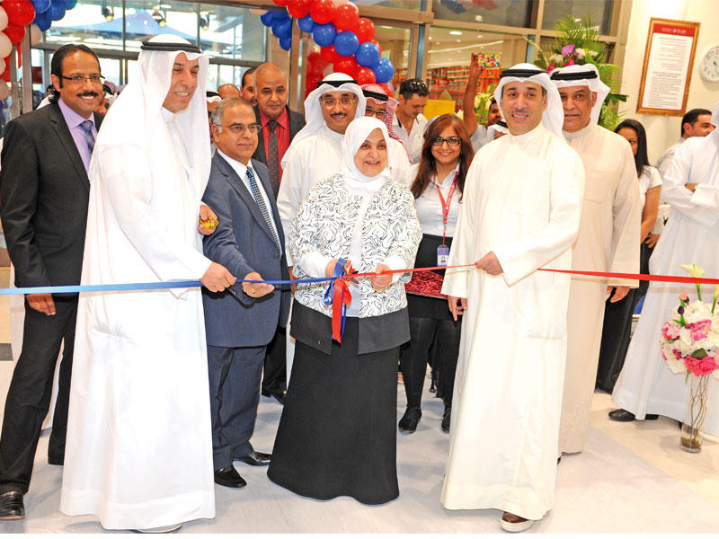 الصبيح والغانم خلال افتتاح السوق المركزي بجمعية الدسمة    (تصوير عوض التعمري)