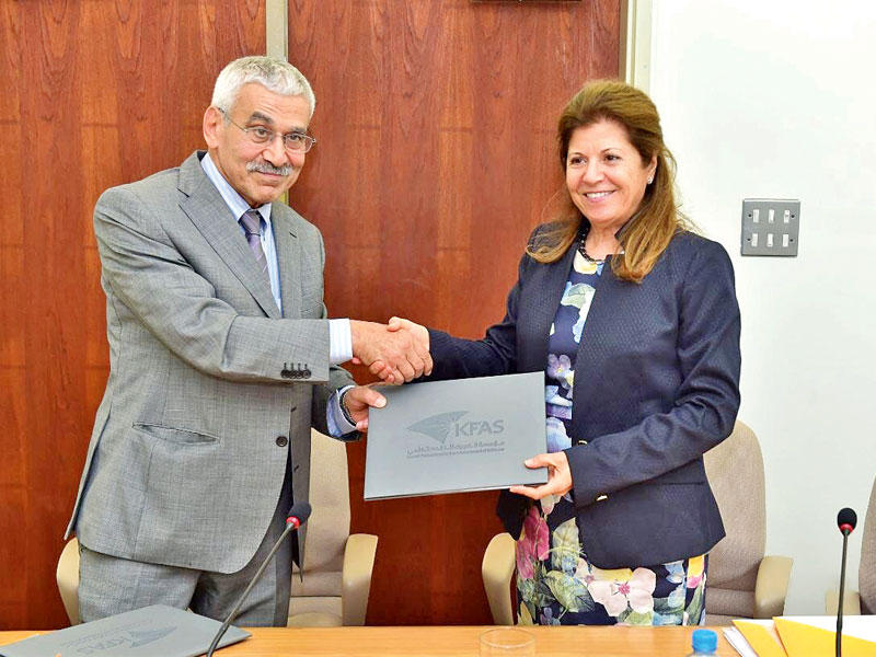 شهاب الدين والسيد عمر خلال توقيع المذكرة