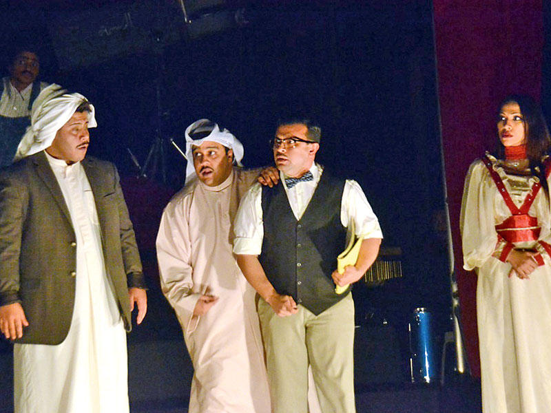 نصار النصار في مشهد من مسرحية «كمبوشة» 