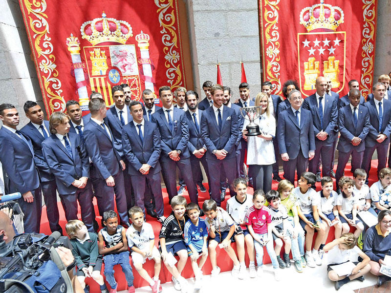 جانب من حفل النادي الملكي مع عمدة مدريد احتفالاً بالفوز بلقب الليغا
