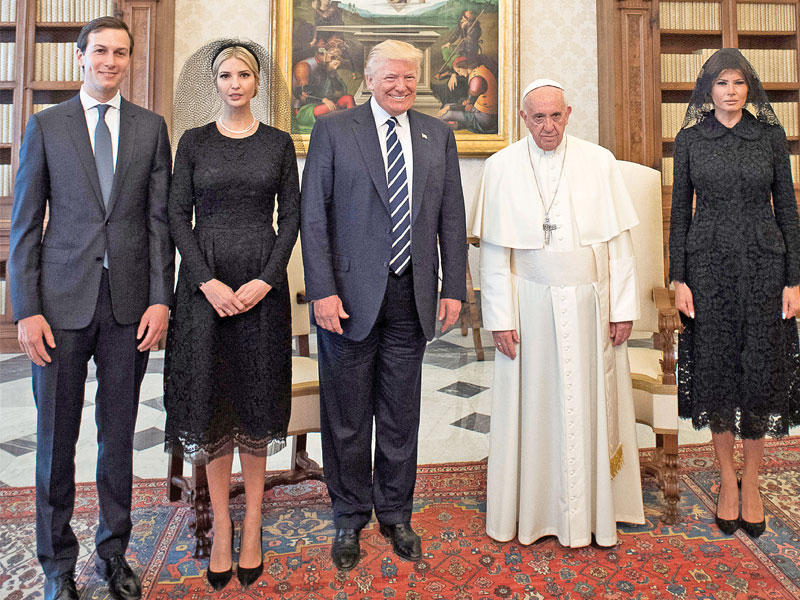 ترامب وزوجته ميلانيا وابنته إيفانكا وزوجها جاريد كوشنير مع البابا فرانسيس في الفاتيكان أمس (رويترز)
