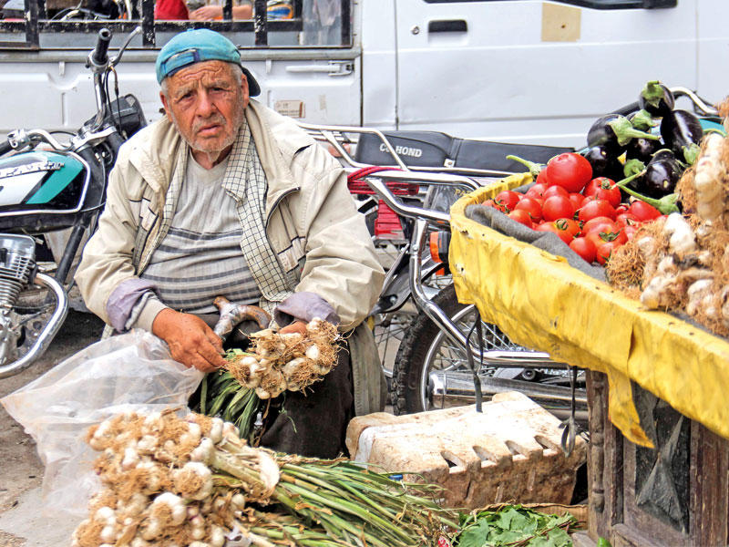 بياع خضراوات ينتظر زبائن في مدينة إدلب أمس (أ ف ب)