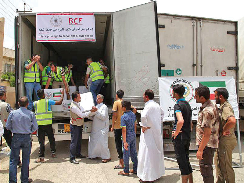 جانب من توزيع المساعدات الكويتية في الموصل