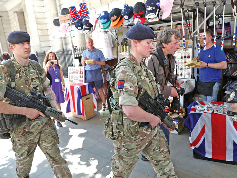 دورية للجيش البريطاني في لندن أمس (رويترز)n