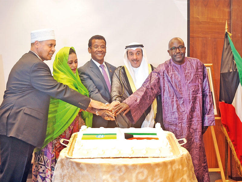 السفير المشعان مع سفراء دول إفريقية يقطعون قالب الحلوى