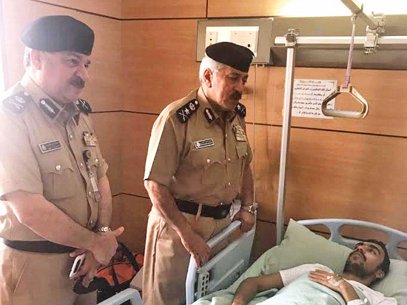 الدوسري والصايغ يطمئنان على الملازم عبدالصمد