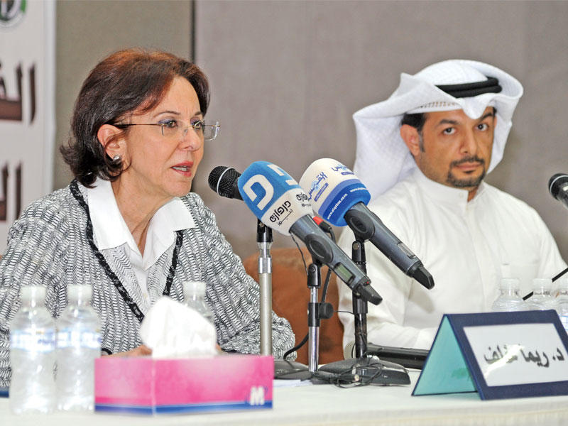 ريما خلف متحدثة خلال ندوة جمعية الخريجين