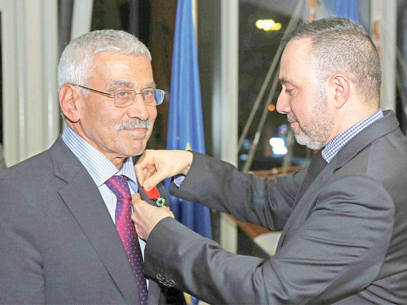 نخلة مقلداً شهاب الدين وسام جوقة الشرف برتبة فارس  (تصوير جورج ريجي)