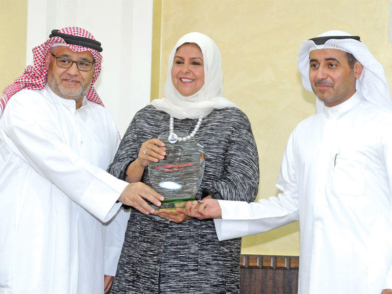 باسمة المبارك تكرم أحد المشاركين في الحفل بحضور الرميضي 