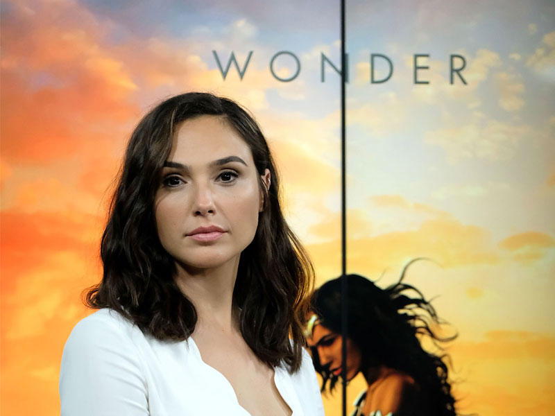 غال غادوت تحضر عرض ووندر ومان في نيويورك