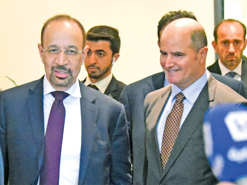 وزير النفط الكويتي عصام المرزوق ونظيره السعودي خالد الفالح خلال اجتماع أوبك (رويترز)