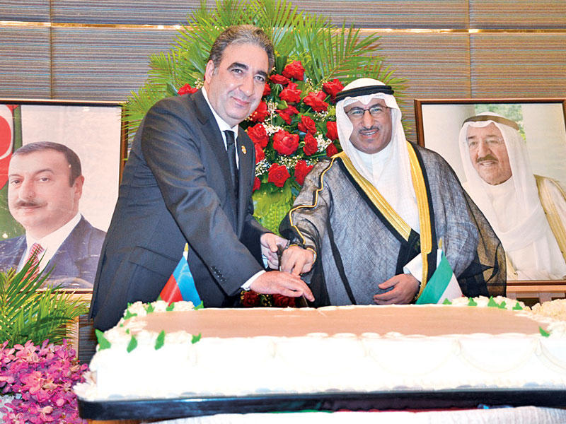 الوزير الفارس وسفير أذربيجان يقطعان قالب الحلوى