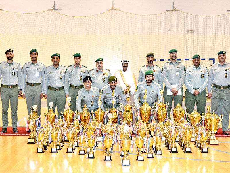 مشعل الأحمد يتوسط قيادات «الحرس» مع كؤوس البطولات