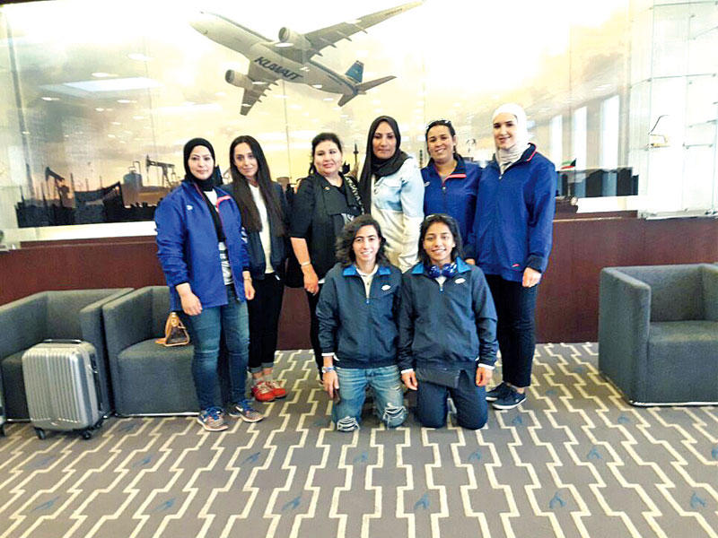 وفد نادي الفتاة قبل المغادرة في مطار الكويت