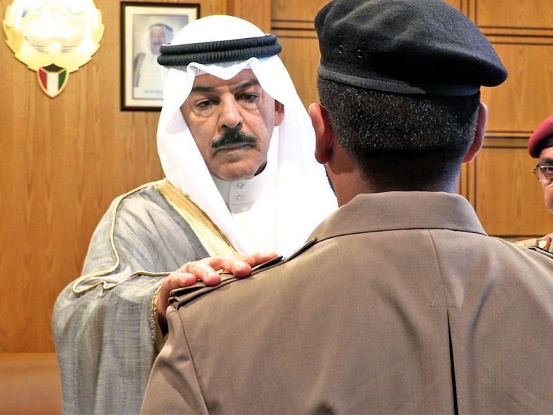  الخالد خلال تقليده أحد الضباط رتبته الجديدة