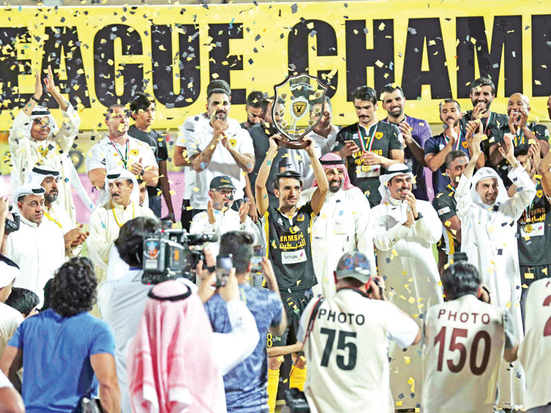 قائد القادسية صالح الشيخ يرفع الدرع التي أعدتها الإدارة الصفراء  (تصوير جورج ريجي)