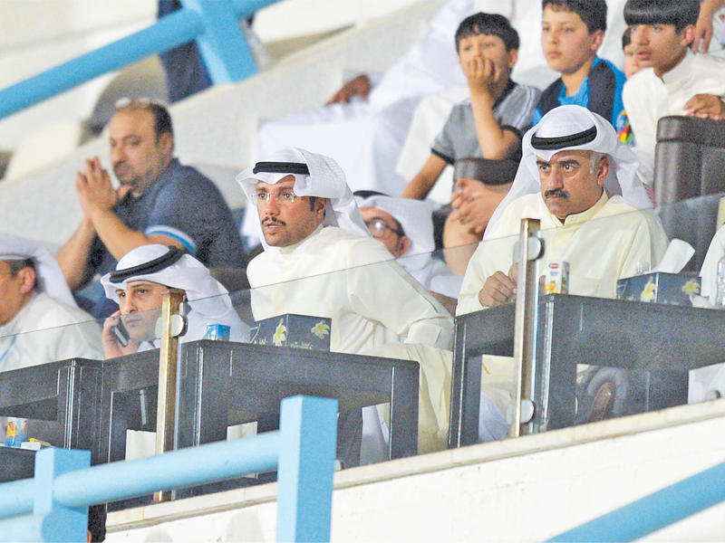 الغانم والفضل يتابعان مباراة الكويت والسالمية من المنصة