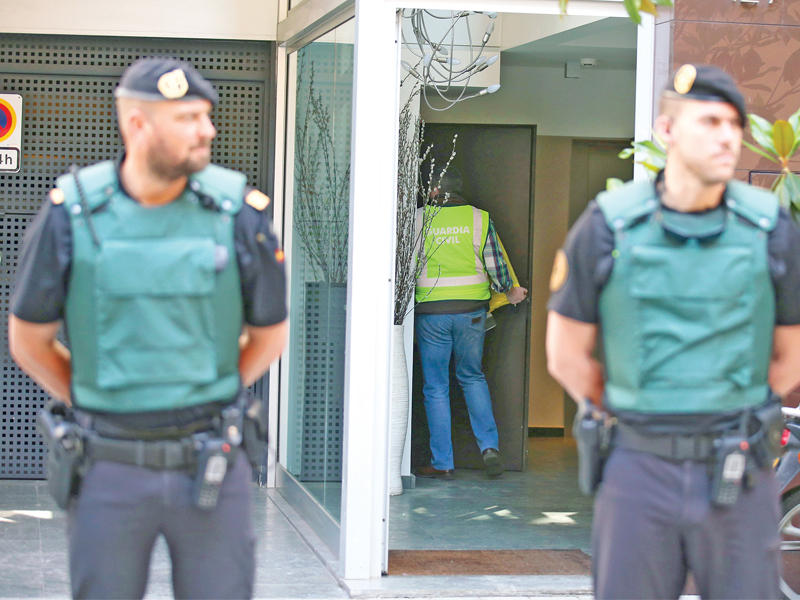 رجال الأمن يحرسون المبنى الذي يحتجز فيه رئيس برشلونة السابق روسيل